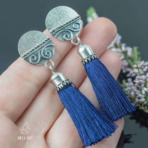 srebrne kolczyki sztyfty koła z granatowym chwostem