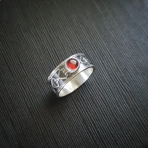 srebrna obrączka zdobiona z granatem