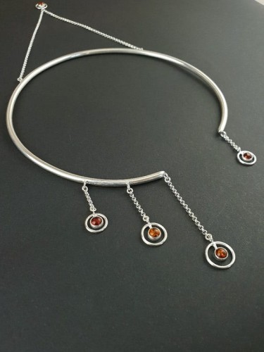 srebrny geometryczny naszyjnik z bursztynami