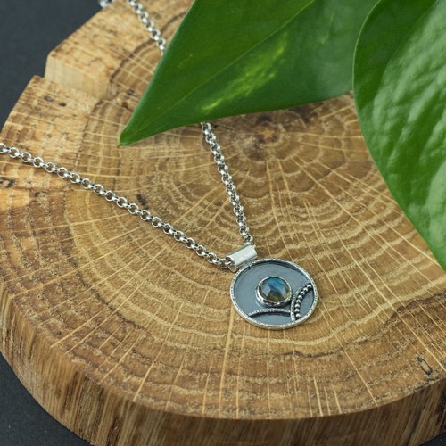 srebrny naszyjnik okrągły z labradorytem