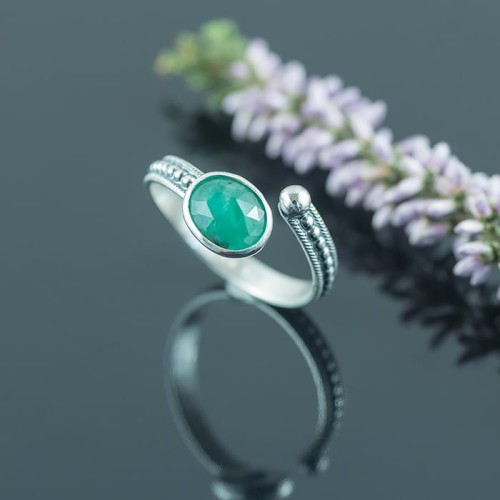 srebrny pierścionek ze szmaragdem na zamówienie