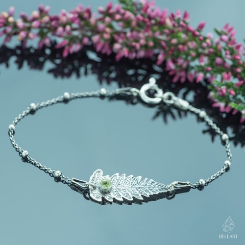 srebrna bransoletka liść paproci z fasetowanym perydotem