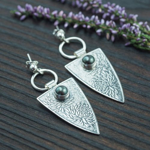 kolczyki srebrne trójkąty w kwiaty z perłą