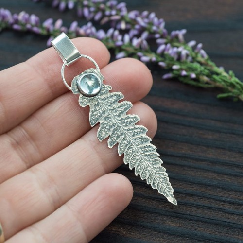 wisior liść paproci z topazem niebieskim na zamówienie