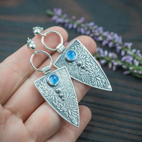 srebrne kolczyki trójkąty na sztyftach z błękitnym chalcedonem i kwiatami