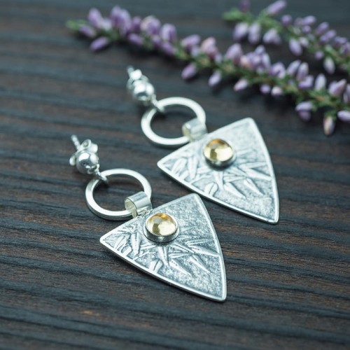 srebrne kolczyki trójkąty z wzorem bambusa i cytrynem