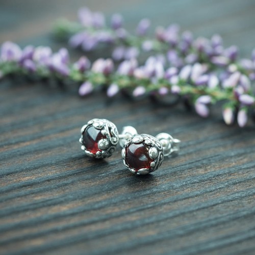 srebrne kolczyki sztyfty z granatem w ozdobnej oprawie