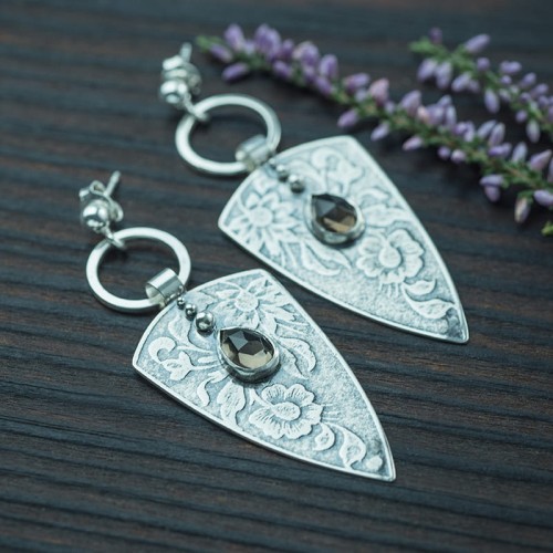 srebrne kolczyki trójkąty z kwiatami i kwarcem dymnym