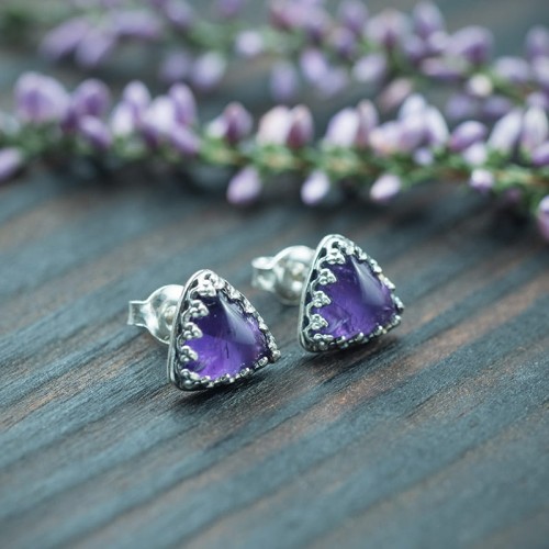 srebrne kolczyki sztyfty trójkąty z ametystem