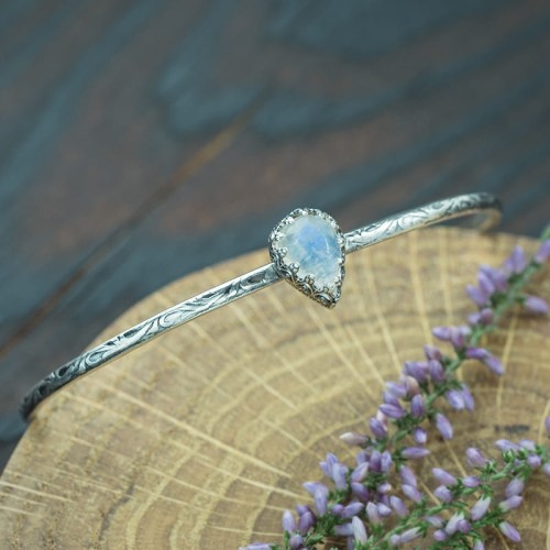 srebrna bransoletka zdobiona bangla z kamieniem księżycowym