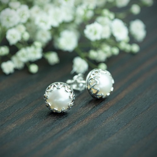 srebrne kolczyki sztyfty perły w ażurowej oprawie