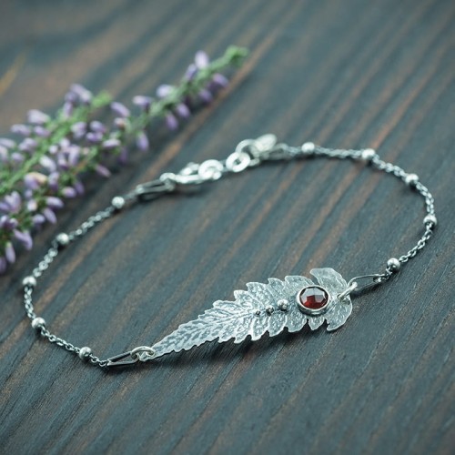 srebrna bransoletka liść paproci z granatem