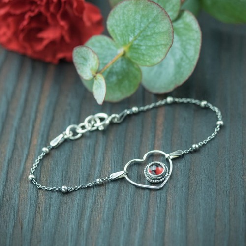 srebrna bransoletka ażurowe serce z granatem