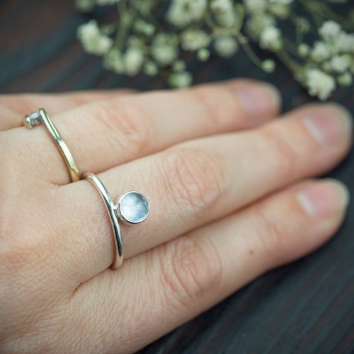 pierścionek z kamieniem księżycowym