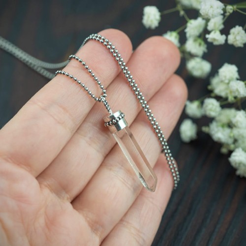 wisior z-naturalnym kryształem górskim i kuleczkami