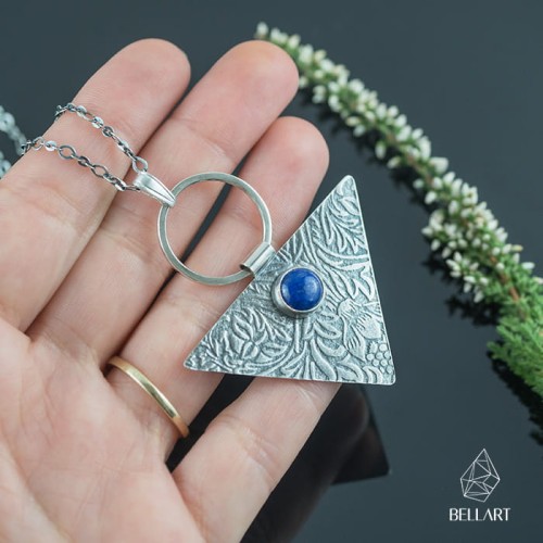 wisior-trójkątny-z-lapis-lazuli-1.jpg