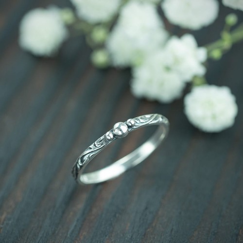 srebrny pierścionek zdobiona obrączka z kuleczkami