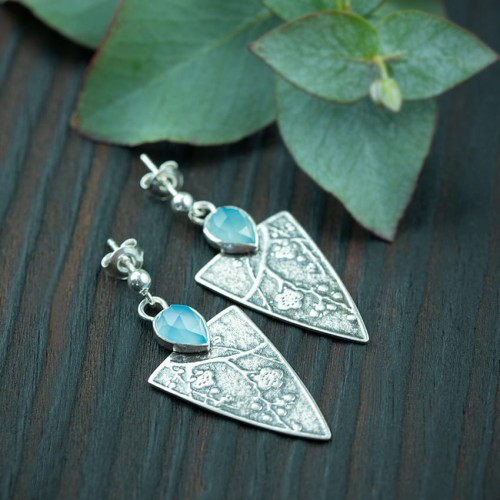 srebrne kolczyki trójkąty kwiat wiśni z chalcedonem