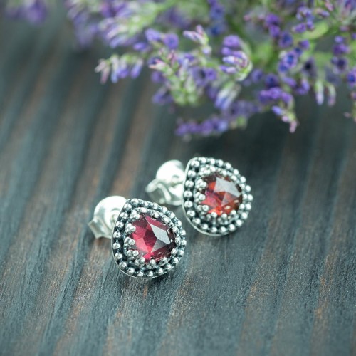 srebrne sztyfty łezki z granatem i kuleczkami