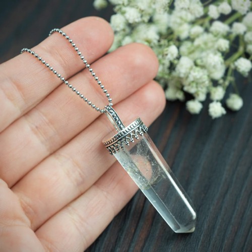 srebrny wisior kryształ górski w ażurowej oprawie