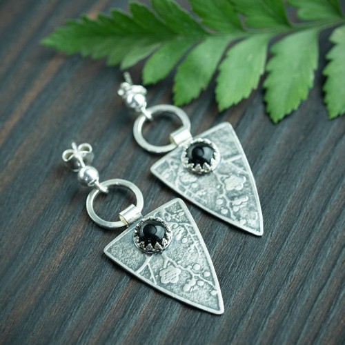srebrne kolczyki trójkąty z kwiatami i czarnym onyksem