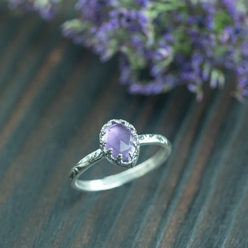 srebrny pierścionek z ametystem i zdobioną obrączką na zamówienie