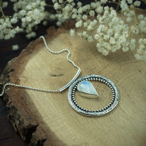 srebrny wisior zdobione koło z kamieniem księżycowym