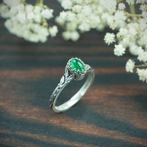 pierścionek zaręczynowy ze szmaragdem i listkami