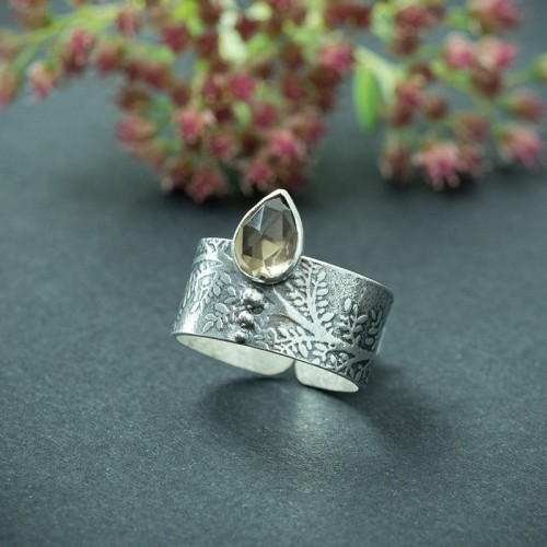 zdobiona obrączka z listkami kwarcem dymnym i kuleczkami