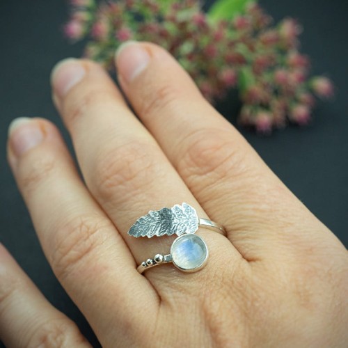 pierścionek z liściem paproci i kamieniem księżycowym