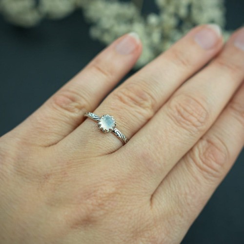 pierścionek z małym kamieniem księżycowym i zdobioną obrączką na zamówienie