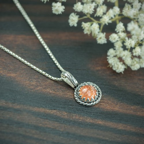 srebrny wisiorek z kamieniem słonecznym w ażurowej oprawie