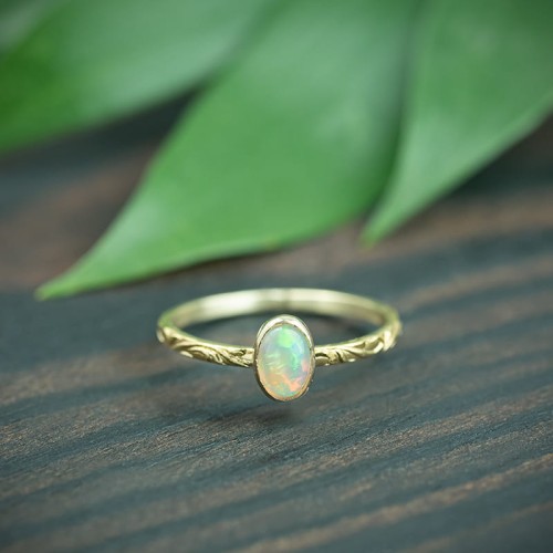 złoty pierścionek z owalnym opalem etiopskim i zdobioną obrączką