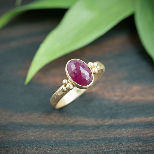 złoty pierścionek z rubinem na zamówienie
