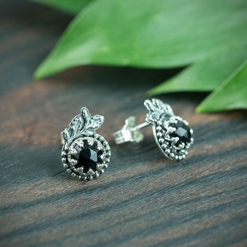 srebrne kolczyki sztyfty z czarnym onyksem i listkami