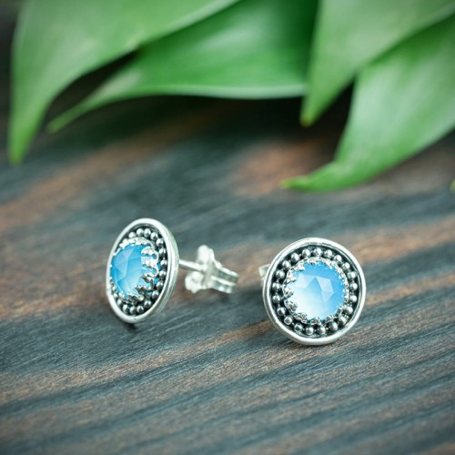 srebrne kolczyki okrągłe sztyfty z niebieskim chalcedonem i kuleczkami