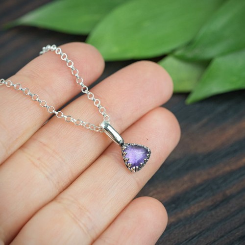 wisiorek-z-trójkątnym-ametystem-na-zamówienie-1.jpg