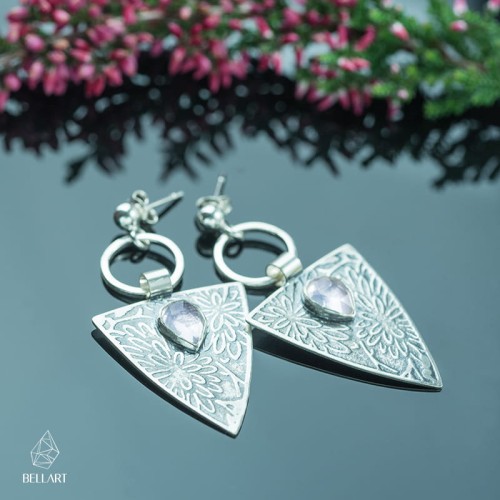 srebrne kolczyki trójkąty z kwiatami i kwarcem różowym