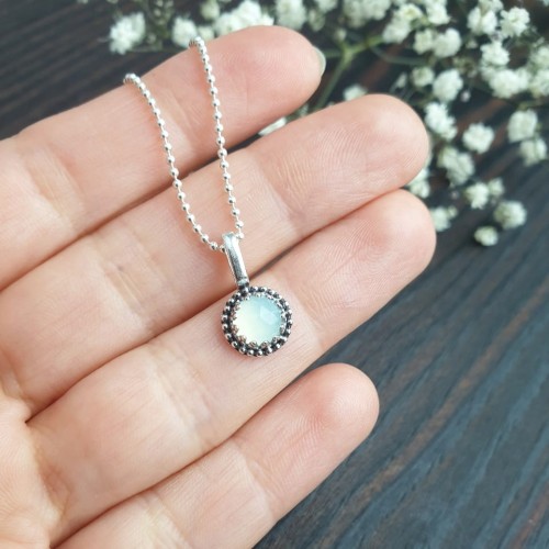 wisiorek z chalcedonem i kuleczkami do kompletu.jpeg