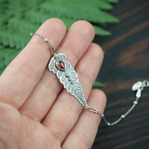 srebrna bransoletka liść paproci z granatem i kuleczkami