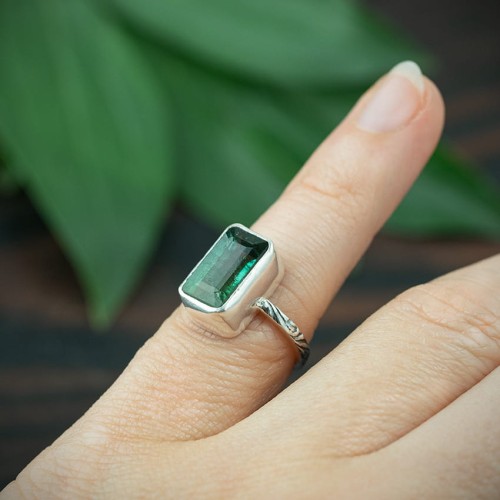 srebrny pierścionek z zielonym turmalinem i zdobiona obrączka