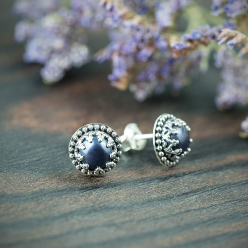 sztyfty z ciemnymi perłami w ażurowej oprawie