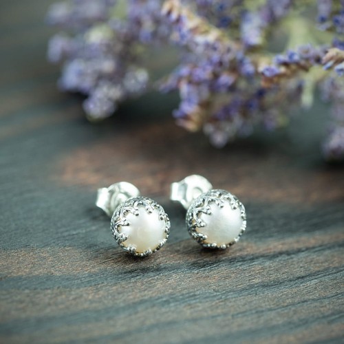 srebrne kolczyki sztyfty z perłami w koronkowej oprawie