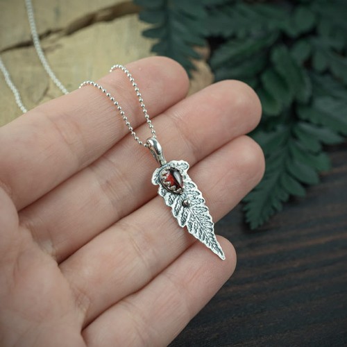 srebrny wisiorek liść paproci z granatem