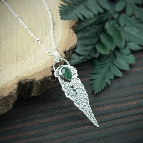 srebrny wisiorek liść paproci z serpentynitem i kuleczkami