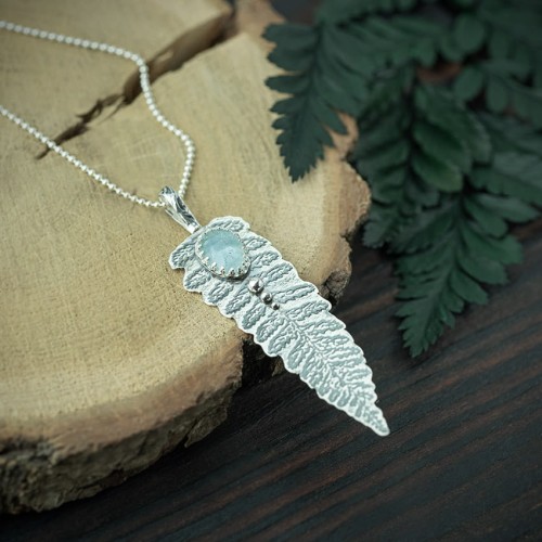 srebrny wisior liść paproci z akwamarynem