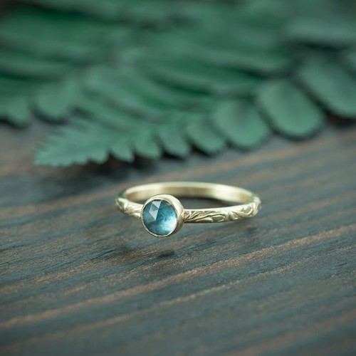 złoty pierścionek z topazem london blue
