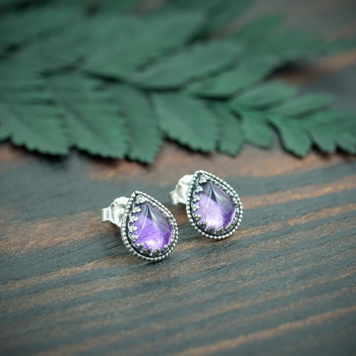 srebrne sztyfty z ametystem w ażurowej oprawie