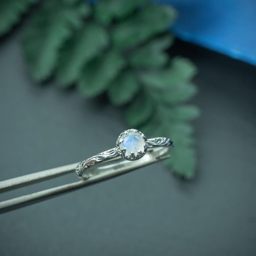 srebrny pierścionek flora z kamieniem księżycowym na zamówienie