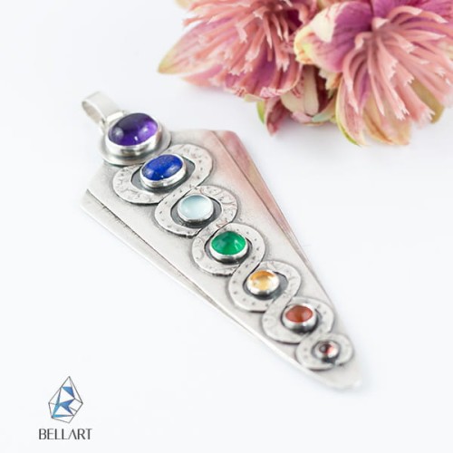 srebrny wisior z kamieniami symbol czakry